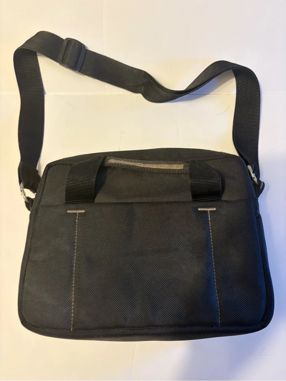 Belkin padded IPad/Tablet Crossbody Bag ~11x9